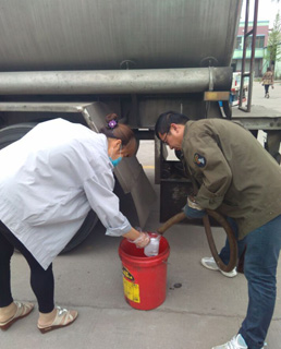 溶劑油進貨取樣.jpg 溶劑油進貨取樣.jpg