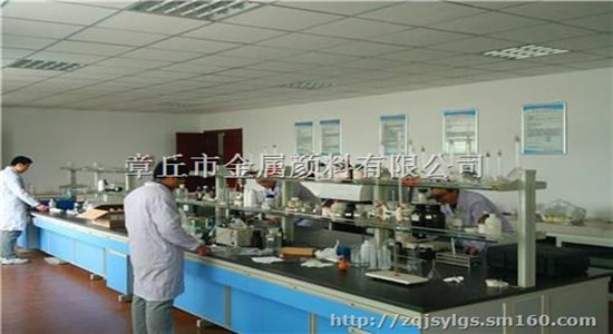 銀箭鋁銀漿技術人員在研發產品.jpg 銀箭鋁銀漿技術人員在研發產品.jpg